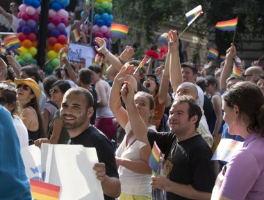 BUDAPEST, HUNGARY - 6 Temmuz 2013 'te Budapeşte, Macaristan' da LGBT (lezbiyen, gey, biseksüel ve transseksüel) haklarını desteklemek için düzenlenen Eşcinsel Onur Yürüyüşüne kimliği belirsiz kişiler katıldı..