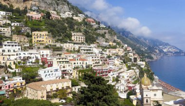 Deniz manzarası ve amalfi kıyılarının dağları.