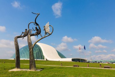 KUTAISI, GEORGIA - 15 Ekim 2014: Kutaisi 'deki modern Gürcistan Parlamento Binası. Tiflis 'in 221 kilometre batısında. Kutaisi, Gürcistan 'ın en büyük ikinci şehridir..