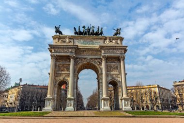 MILAN - 15 Mart 2017: Arco della Pace (Porta Sempione - Barış Kemeri). Bu, Milano 'nun önemli bir simgesidir. Park Sempione Castello Sforzesco' nun önünde..