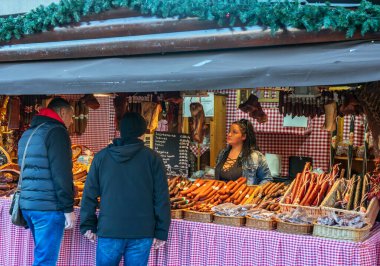 BUDAPEST, HUNGARY - 15 Kasım 2016: Vorosmarty Meydanı 'ndaki Yılbaşı Fuarı' nı kimliği belirsiz kişiler ziyaret etti, 11 Kasım 'da açıldı. 