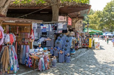 SOZOPOL, BULGARIA, 22 Temmuz 2016: Eski Kentin ana caddesi. Sozopol MÖ 7. yüzyılda Yunan sömürgeciler tarafından kuruldu. Günümüzde ülkenin en büyük sahil beldelerinden biridir.