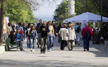 Şehirde yürüyen insanlar.