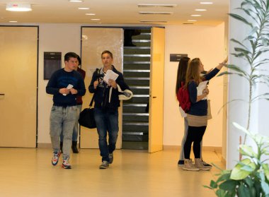 BUDAPEST, HUNGARY - 10 Ekim 2014: ELTE Üniversitesi 'nde kimliği belirsiz öğrenciler