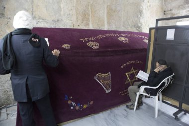 Rus bayrağı taşıyan takım elbiseli bir adam.