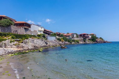 SOZOPOL, BULGARIA, 22 Temmuz 2016: Central Beach and view of the Old Town. Sozopol MÖ 7. yüzyılda Yunan sömürgeciler tarafından kuruldu. Günümüzde ülkenin en büyük sahil beldelerinden biridir.