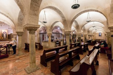 Bari, İtalya - 4 Haziran 2017: Saint Nicholas Bazilikası 1087 ve 1197 yılları arasında inşa edilmiştir. Avrupa ve Hristiyan dünyasında geniş bir dini öneme sahiptir..