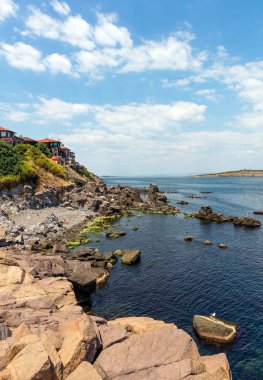 SOZOPOL, BULGARIA, 22 Temmuz 2016: Central Beach and view of the Old Town. Sozopol MÖ 7. yüzyılda Yunan sömürgeciler tarafından kuruldu. Günümüzde ülkenin en büyük sahil beldelerinden biridir.