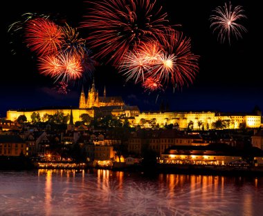 Prag 'daki Vltava nehrinin üzerinde havai fişekler.