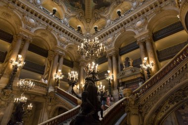 PARIS - 30 Temmuz 2014: Palais Garnier operasının iç mekanı 30 Temmuz 2014 tarihinde Paris 'te gösterilmiştir. 1861 'den 1875' e kadar Paris Operası için inşa edilmiş..