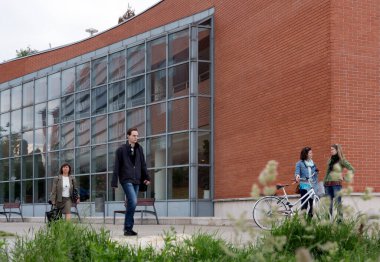 Budapeşte 'deki üniversite binasının yakınındakiler