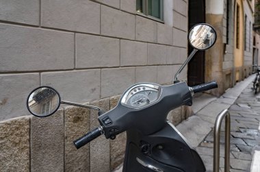 İtalya, Milano 'da sokakta scooter.