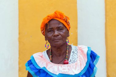 CARTAGENA, COLOMBIA - 29 Ekim 2015: Cartagena şehir merkezinde kimliği belirsiz bir kadın. Kolombiya 'nın en büyük beşinci şehri ve Barranquilla' dan sonra bölgenin en büyük ikinci şehridir..