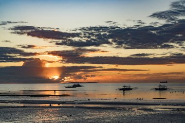 Sabahın erken saatlerinde Filipinler 'de tropik Bohol plajı
