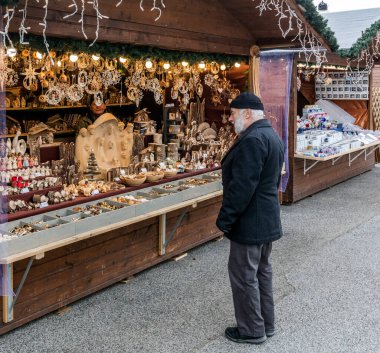 VİANNA, AUSTRIA - 19 Aralık 2019 İnsanlar Avustralya 'nın başkentindeki yıllık Noel pazarını ziyaret ediyor. 