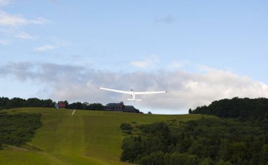 Gökyüzünde uçan bir helikopterin havadan görüntüsü