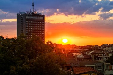 Şehir merkezinin yukarısında gün batımı. Burgaz, Bulgaristan 'ın Karadeniz kıyısındaki Sunny Beach' in merkezi olan ikinci büyük kentidir..