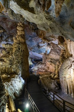 Phong Nha-Ke Bang Ulusal Parkı, Vietnam - 1 Ocak 2019: Cennet Mağarası. Orman karst tepeleriyle çevrili bu olağanüstü mağara sistemi 31 km boyunca uzanır..
