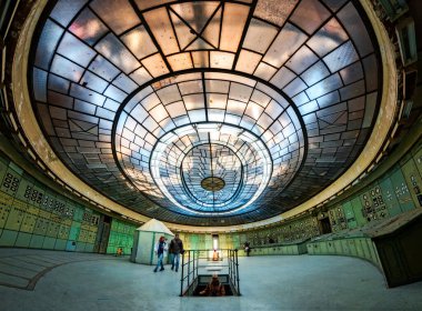 BUDAPEST, HUNGARY - 2 Aralık 2016: Terk edilmiş bir elektrik santralinin kontrol odası, Budapeşte 'de ilk olarak 1910 yılında açıldı.