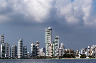 Cartagena 'nın yeni bölümü. Kolombiya 'nın en büyük beşinci şehri ve Barranquilla' dan sonra bölgenin en büyük ikinci şehridir..