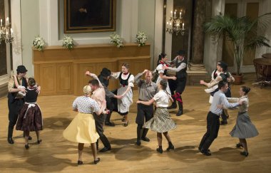 BUDAPEST, HUNGARY - 19 Kasım 2010 'da Macaristan' ın Budapeşte kentinde ElTE Üniversitesi 'nin sahnesinde ELTE Üniversitesi Macar Halk Dansları Grubu.