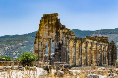 Pamukkale 'deki antik Yunan tapınağının kalıntıları, hindi.