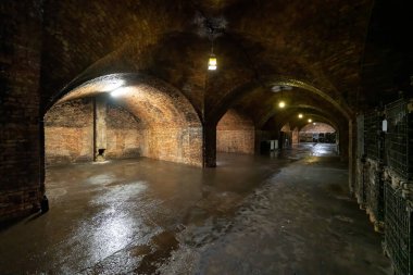 Budapeşte, Macaristan - 23 Haziran 2018: Torley Şarap Şirketi 'nde şarap mahzeni. Torley yılda 21,5 milyon şişe köpüklü şarap üretiyor..