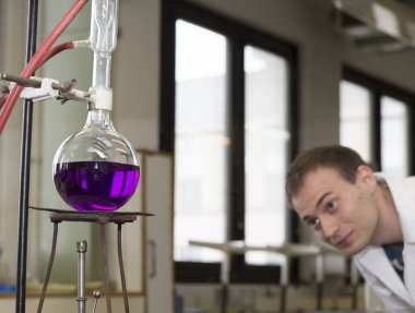 Laboratuvar, bilim ve teknoloji alanında bilim adamı