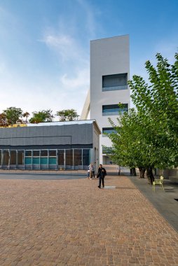 geniş pencereli modern bina