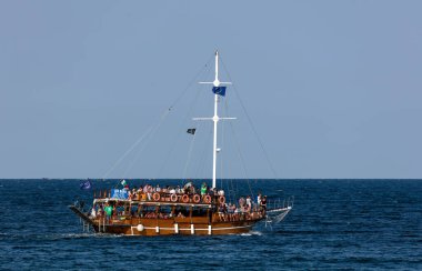 SOZOPOL, BULGARIA - 22 Temmuz 2016: Eski tarz turist teknesi eski kasabadan ayrılıyor. Sozopol MÖ 7. yüzyılda Yunan sömürgeciler tarafından kuruldu. Günümüzde ülkenin en büyük sahil beldelerinden biridir.
