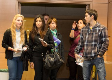 BUDAPEST, HUNGARY - 10 Ekim 2014: ELTE Üniversitesi 'nde kimliği belirsiz öğrenciler