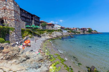 SOZOPOL, BULGARIA, 22 Temmuz 2016: Central Beach and view of the Old Town. Sozopol MÖ 7. yüzyılda Yunan sömürgeciler tarafından kuruldu. Günümüzde ülkenin en büyük sahil beldelerinden biridir.