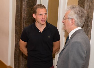 BUDAPEST, HUNGARY - 02 Eylül 2015: Budapeşte 'deki ELTE Üniversitesi' nin kimliği belirsiz öğrencileri ve öğretmenleri. Eotvos Lorand Üniversitesi (ELTE) Macaristan 'ın en büyük ve en eski üniversitesidir..