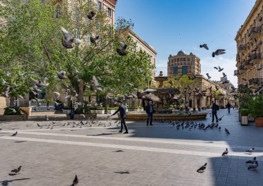 Bakü, Azerbaycan - 7 Mayıs 2019: Nizami Caddesi, Bakü şehir merkezinde büyük bir yaya ve alışveriş caddesi