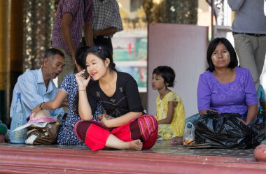 Tayland 'daki Budist tapınağındaki insanlar