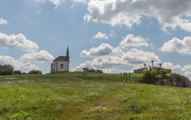 Hristiyan çayırdaki eski binanın yanından geçiyor
