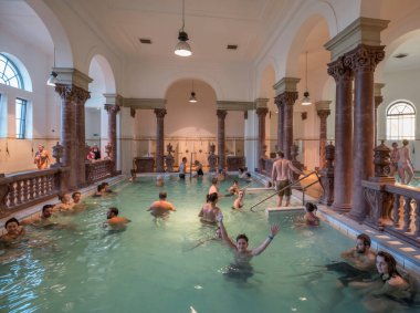 Budapeşte, Macaristan 16 Ekim 2017: Macaristan 'ın Budapeşte kentinde Szechenyi hamamlarının içi. Avrupa 'nın en büyük termal banyo kompleksi..