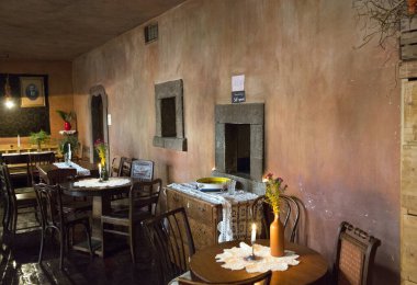 Kafede bir restoranın içinde.