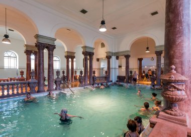 Budapeşte, Macaristan 16 Ekim 2017: Macaristan 'ın Budapeşte kentinde Szechenyi hamamlarının içi. Avrupa 'nın en büyük termal banyo kompleksi..