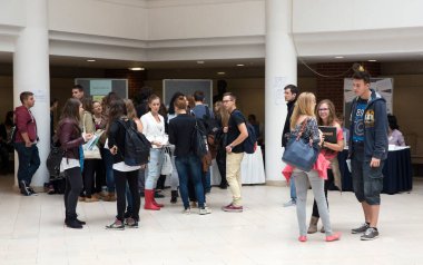 BUDAPEST, HUNGARY - 10 Ekim 2014: ELTE Üniversitesi 'nde kimliği belirsiz öğrenciler