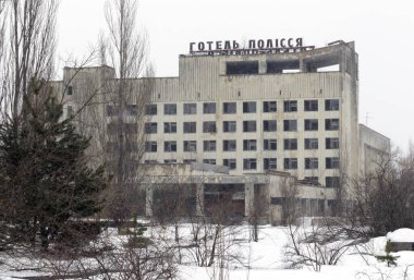 PRIPYAT, UKRAINE - 15 Mart 2013 'te Ukrayna' nın Pripyat kentinde terk edilmiş bir şehir olan Pripyat 'ın genel manzarası. 27 yıl önce 4 numaralı reaktör patladıktan sonra burada bir nükleer felaket meydana geldi.