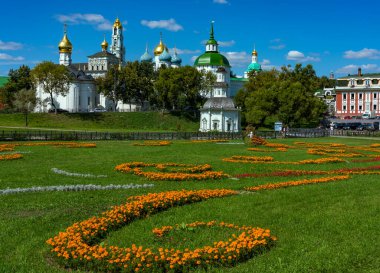 Rus şehrinde yeşil park ve kiliseler