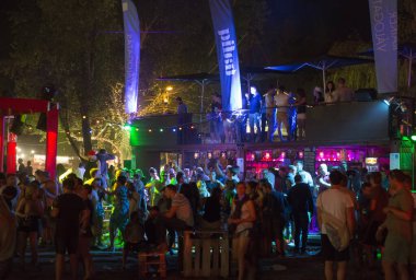 İnsanlar gece şehirde dans ediyor.