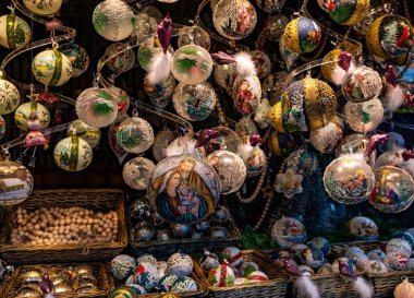 VIENNA, AUSTRIA - 19 ARALIK 2019: Avustralya başkentinin merkezindeki yıllık noel pazarında alışveriş.