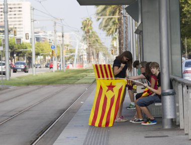 Kız ve oğlan parkta.