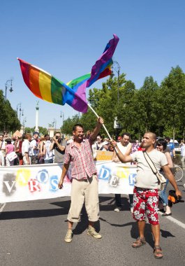 BUDAPEST, HUNGARY - 10 Temmuz 2010: Budapeşte, Macaristan 'da kimliği belirsiz insanlar LGBT (lezbiyen, gey, biseksüel ve transseksüel) haklarını desteklemek için düzenlenen Budapeşte Gay Onur Yürüyüşü' ne katıldılar..
