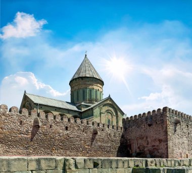 Mtskheta, GEORGIA - 18 Temmuz 2015 'te Mtskheta' da olduğu gibi Svetitskhoveli Katedrali (11. yüzyıl). Gürcistan 'ın en eski şehirlerinden biri olan Mtskheta, Tiflis' in 20 km kuzeyinde yer almaktadır..