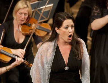 BUDAPEST, HUNGARY - 18 Eylül 2011 'de Macaristan' ın Budapeşte kentinde, ElTE Üniversitesi 'nin sahnesinde Macar Devlet Operası' nda konser.