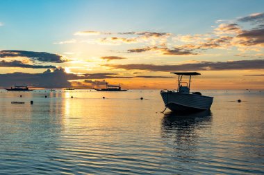 Tekneler ve teknelerle denizde gün batımı