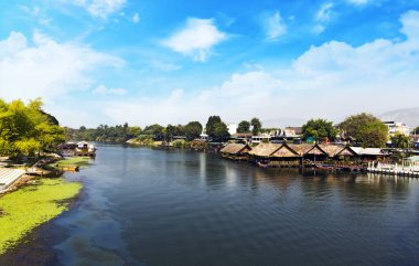 Köydeki nehir manzarası